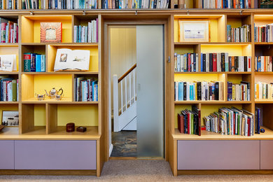 バークシャーにある高級な広いコンテンポラリースタイルのおしゃれな書斎 (マルチカラーの壁、カーペット敷き、暖炉なし、造り付け机、ベージュの床) の写真