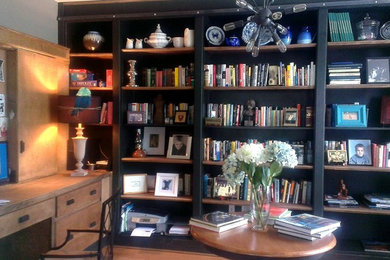 フィラデルフィアにあるお手頃価格の広いコンテンポラリースタイルのおしゃれな書斎 (淡色無垢フローリング、暖炉なし、造り付け机、黒い壁) の写真