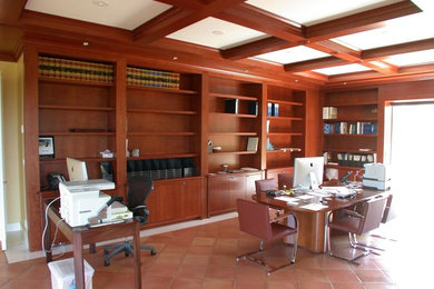 ロサンゼルスにあるトラディショナルスタイルのおしゃれなホームオフィス・書斎の写真