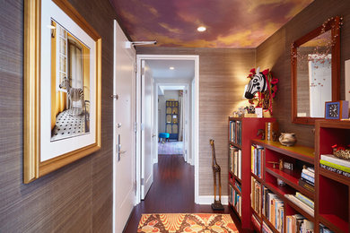 ニューヨークにあるエクレクティックスタイルのおしゃれなホームオフィス・書斎 (マルチカラーの壁、濃色無垢フローリング、茶色い床) の写真