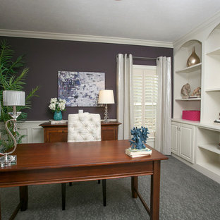 Aménagement d'un bureau classique avec un mur violet, moquette, un bureau indépendant et un sol gris.