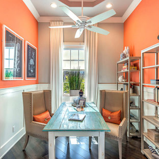 Idée de décoration pour un bureau marin avec un mur orange, un sol en bois foncé, un bureau indépendant, un sol marron et boiseries.