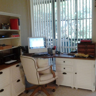 Idées déco pour un petit bureau atelier craftsman avec un bureau indépendant.