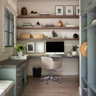 Klassisches Arbeitszimmer ohne Kamin mit Arbeitsplatz, beiger Wandfarbe, braunem Holzboden, Einbau-Schreibtisch und braunem Boden in San Francisco