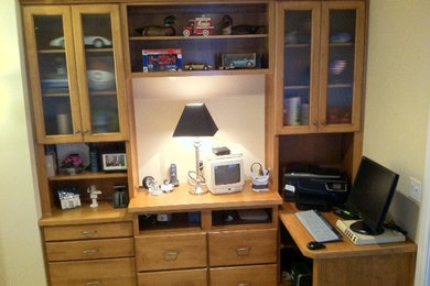 Diseño de despacho de estilo americano pequeño con escritorio empotrado