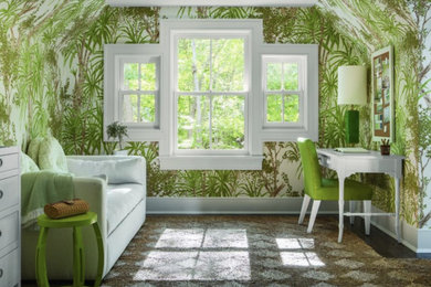 Ejemplo de despacho exótico de tamaño medio sin chimenea con paredes verdes, moqueta, escritorio independiente y suelo marrón