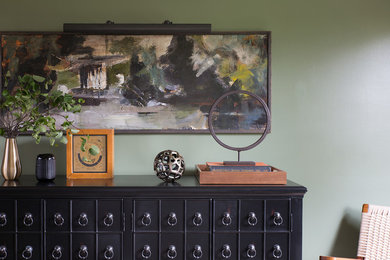 サンフランシスコにあるお手頃価格の小さなトランジショナルスタイルのおしゃれなホームオフィス・書斎 (緑の壁、カーペット敷き、自立型机) の写真