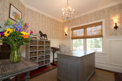 Modelo de despacho tradicional renovado con paredes multicolor, suelo de madera oscura y escritorio independiente