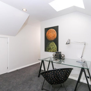 Idée de décoration pour un petit bureau design de type studio avec un mur blanc, moquette, un bureau indépendant, aucune cheminée et un sol gris.