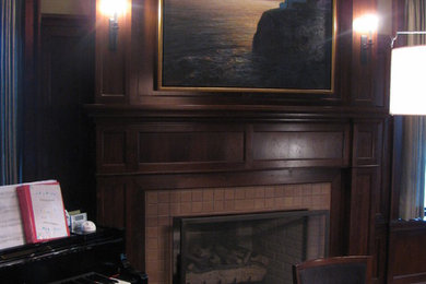 Imagen de despacho tradicional grande con paredes marrones, suelo de madera en tonos medios y escritorio independiente