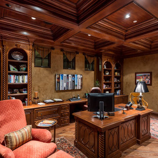 Mediterranes Arbeitszimmer mit Arbeitsplatz, brauner Wandfarbe, braunem Holzboden, freistehendem Schreibtisch, braunem Boden, Kassettendecke, Holzdecke und Tapetenwänden in Phoenix