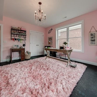 Exemple d'un bureau atelier montagne avec un mur rose, un bureau indépendant et un sol noir.