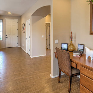 Foto di uno studio american style di medie dimensioni con pareti beige, pavimento con piastrelle in ceramica, nessun camino e scrivania incassata