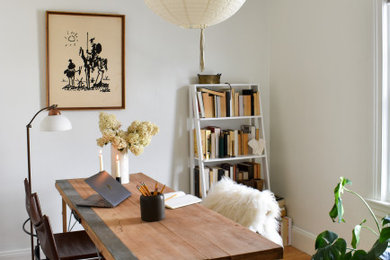 モントリオールにあるコンテンポラリースタイルのおしゃれなホームオフィス・書斎 (白い壁、無垢フローリング、自立型机、茶色い床) の写真