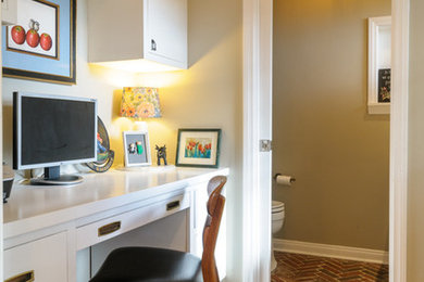 Imagen de despacho de estilo zen pequeño con paredes beige, suelo de ladrillo y escritorio empotrado