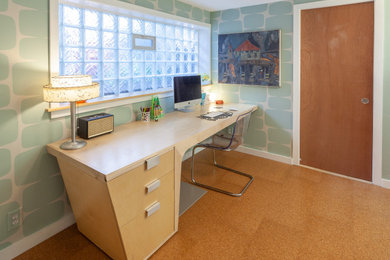 Modelo de estudio retro de tamaño medio con paredes azules, suelo de corcho, escritorio independiente, suelo marrón y papel pintado