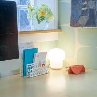 Inspiration pour un bureau vintage de taille moyenne et de type studio avec un mur bleu, un sol en liège, un bureau indépendant, un sol marron et du papier peint.