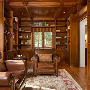 Cette image montre un bureau traditionnel avec un mur marron, un sol en bois brun, une cheminée d'angle et un manteau de cheminée en pierre.