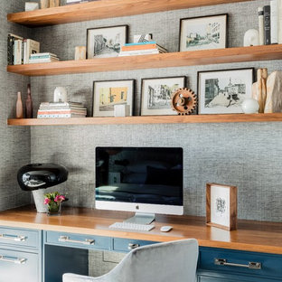 Kleines Klassisches Arbeitszimmer ohne Kamin mit Arbeitsplatz, grauer Wandfarbe, Einbau-Schreibtisch, braunem Holzboden und braunem Boden in Boston