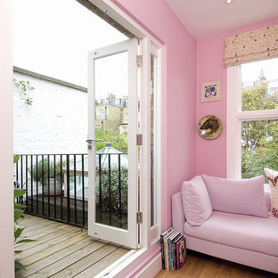 Idéer för små funkis hemmabibliotek, med rosa väggar, ljust trägolv och ett fristående skrivbord