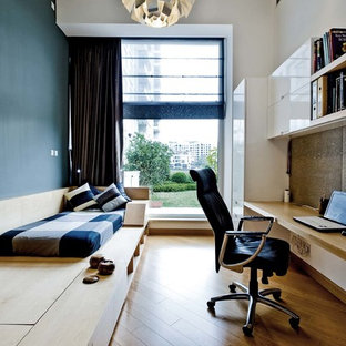 Inspiration för ett funkis arbetsrum, med flerfärgade väggar