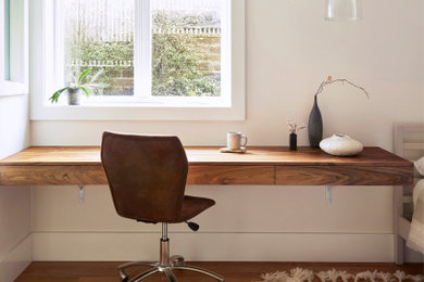 Foto de despacho nórdico con paredes blancas y escritorio independiente