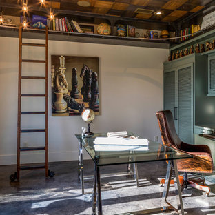 Großes Klassisches Arbeitszimmer mit Arbeitsplatz, weißer Wandfarbe, Betonboden und freistehendem Schreibtisch in Austin