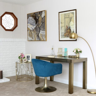 Foto på ett mellanstort funkis arbetsrum, med beige väggar, heltäckningsmatta, en standard öppen spis, en spiselkrans i tegelsten, ett fristående skrivbord och beiget golv