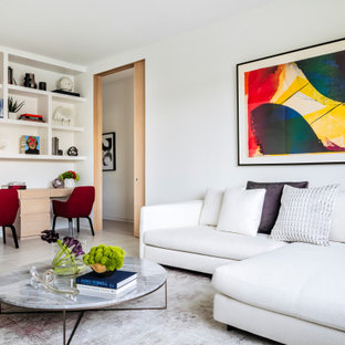 Modernes Arbeitszimmer mit Arbeitsplatz, weißer Wandfarbe, Marmorboden, Einbau-Schreibtisch und weißem Boden in Miami