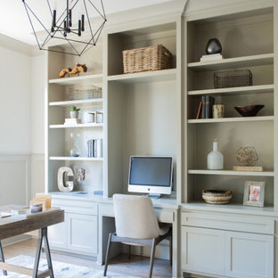 Klassisches Arbeitszimmer mit weißer Wandfarbe, braunem Holzboden, Einbau-Schreibtisch, braunem Boden und vertäfelten Wänden in Nashville