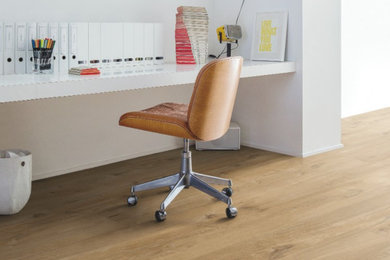 Diseño de despacho minimalista con suelo vinílico y suelo beige