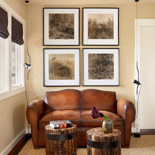 Retro Arbeitszimmer mit beiger Wandfarbe, dunklem Holzboden und Tapetenwänden in Austin
