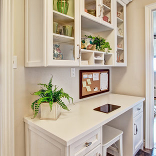 Cette image montre un petit bureau traditionnel avec un sol en linoléum, un mur beige et un bureau intégré.