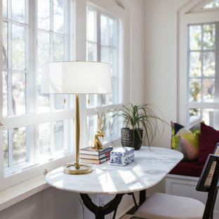 Aménagement d'un bureau classique de taille moyenne avec un mur blanc, un sol en carrelage de porcelaine, un bureau indépendant et un sol multicolore.