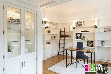 Пример оригинального дизайна: кабинет в стиле неоклассика (современная классика) с белыми стенами, светлым паркетным полом и отдельно стоящим рабочим столом