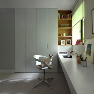 Aménagement d'un bureau contemporain avec un mur gris, moquette, un bureau intégré et un sol gris.