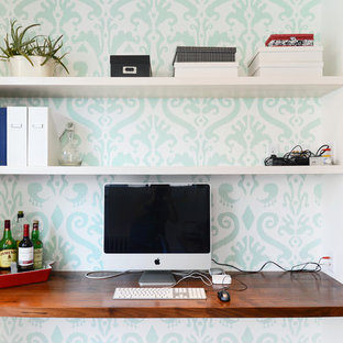 Kleines Arbeitszimmer mit bunten Wänden und Einbau-Schreibtisch in Philadelphia