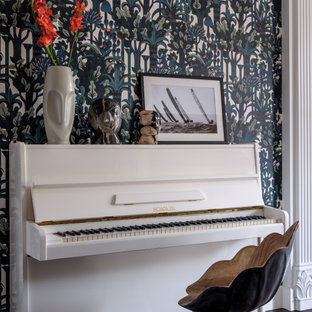 Cette photo montre un bureau de taille moyenne et de type studio avec un mur marron, un sol en bois foncé, un bureau indépendant, un sol marron et du papier peint.
