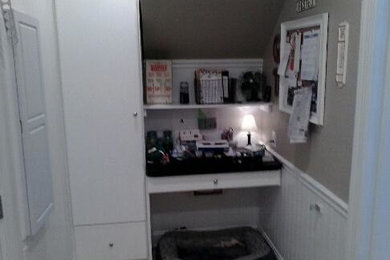 Imagen de despacho pequeño sin chimenea con paredes grises, moqueta y escritorio empotrado