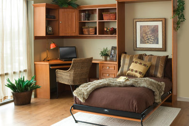 Foto de despacho tradicional de tamaño medio sin chimenea con suelo de madera en tonos medios, escritorio empotrado, suelo marrón y paredes beige