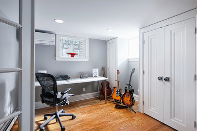 Inspiration pour un bureau traditionnel avec un mur gris, un sol en bois brun et un bureau indépendant.