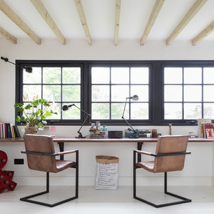 Idee per uno studio industriale con pareti bianche, pavimento in legno verniciato, scrivania incassata e pavimento bianco