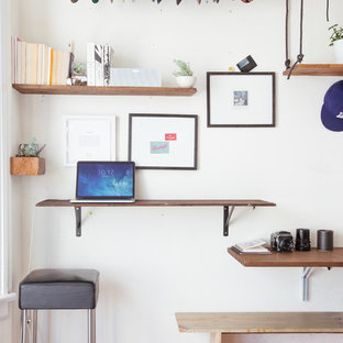 Kleines Stilmix Arbeitszimmer ohne Kamin mit Studio und Einbau-Schreibtisch in San Francisco