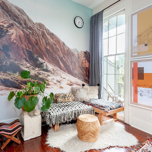 Stilmix Arbeitszimmer ohne Kamin mit braunem Holzboden und bunten Wänden in New Orleans