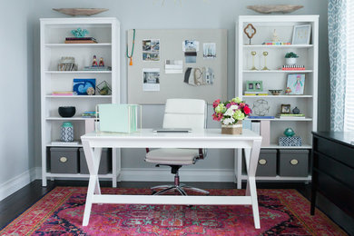 Mittelgroßes Eklektisches Arbeitszimmer ohne Kamin mit Studio, grauer Wandfarbe, dunklem Holzboden, freistehendem Schreibtisch und braunem Boden in Sonstige