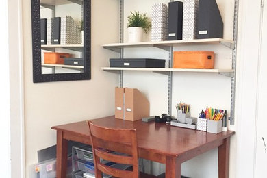 Diseño de despacho contemporáneo de tamaño medio con paredes beige, suelo de madera en tonos medios y escritorio independiente
