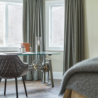Idéer för små funkis arbetsrum, med beige väggar, klinkergolv i keramik, en dubbelsidig öppen spis, en spiselkrans i betong och ett fristående skrivbord