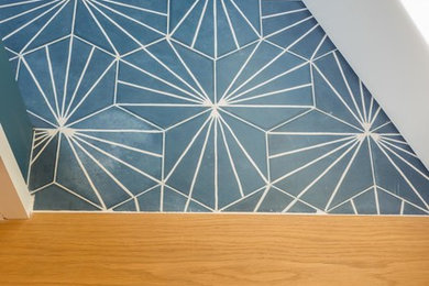 Mittelgroßes Modernes Arbeitszimmer mit Arbeitsplatz, blauer Wandfarbe, Keramikboden, Einbau-Schreibtisch und blauem Boden in Cambridgeshire