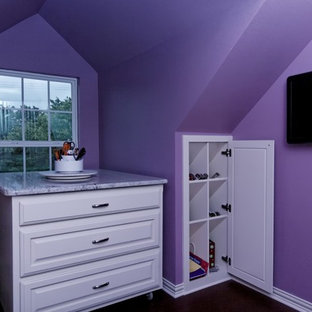 Idées déco pour un petit bureau atelier classique avec un mur violet, un sol en bois foncé, aucune cheminée et un bureau intégré.