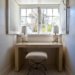 Mittelgroßes Klassisches Arbeitszimmer ohne Kamin mit weißer Wandfarbe, Porzellan-Bodenfliesen, freistehendem Schreibtisch und beigem Boden in Charlotte